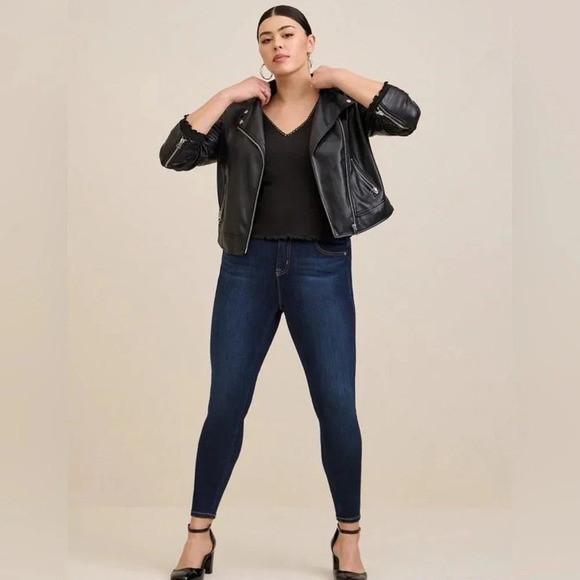 Torrid | Black Pointelle Rib V-Neck Crop Tee Ruffle Hem Blouse Size 3X NWT - Picture 7 of 7